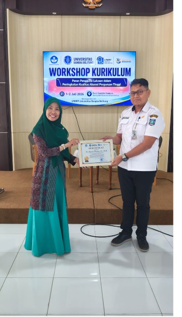 Penyerahan sertifikat kepada narasumber eksternal dalam Workshop Penyesuaian Kurikulum Berbasis OBE Universitas Bangka Belitung